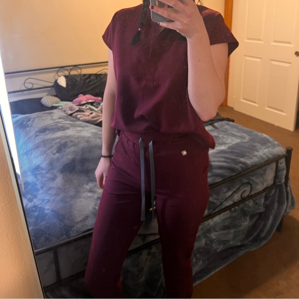 Figs scrubs xs set burgundy
